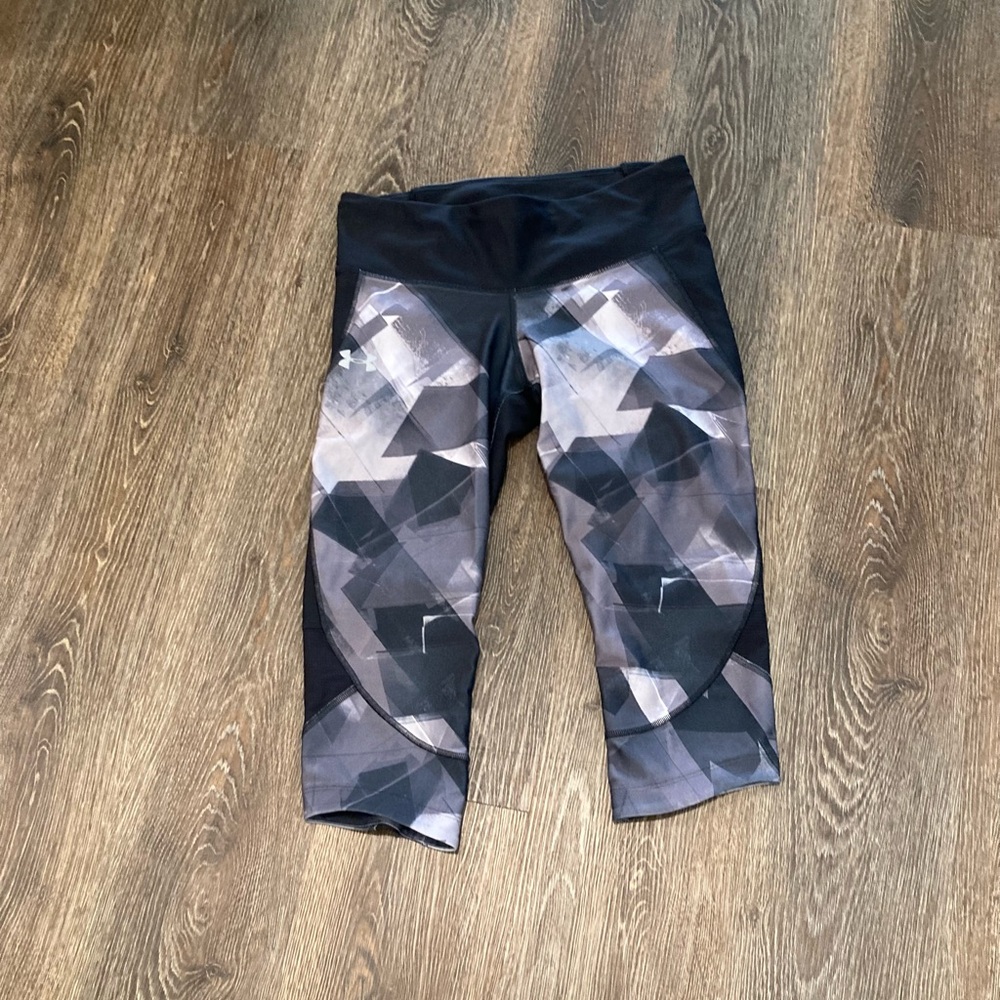 Under Armour compression Black and Gray Geometric Capri Leggings